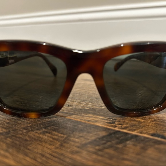 Polarized Sunglasses CL 41732 in tortoise. Lenses with a solid tint of green. - Picture 4 of 8